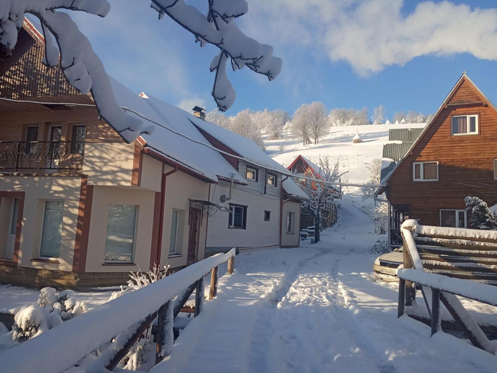 У Олега Hotel Verkhne-Studenyy ภายนอก รูปภาพ