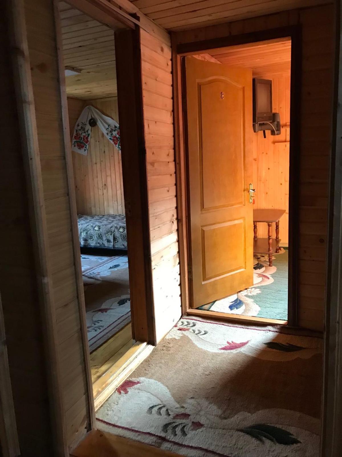У Олега Hotel Verkhne-Studenyy ภายนอก รูปภาพ